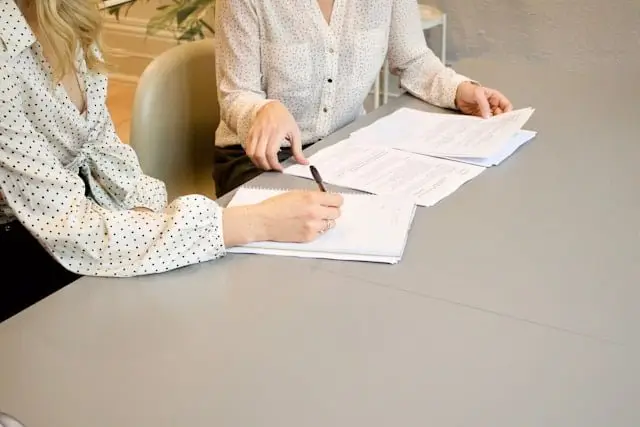 femme qui signe un contrat sur un bureau