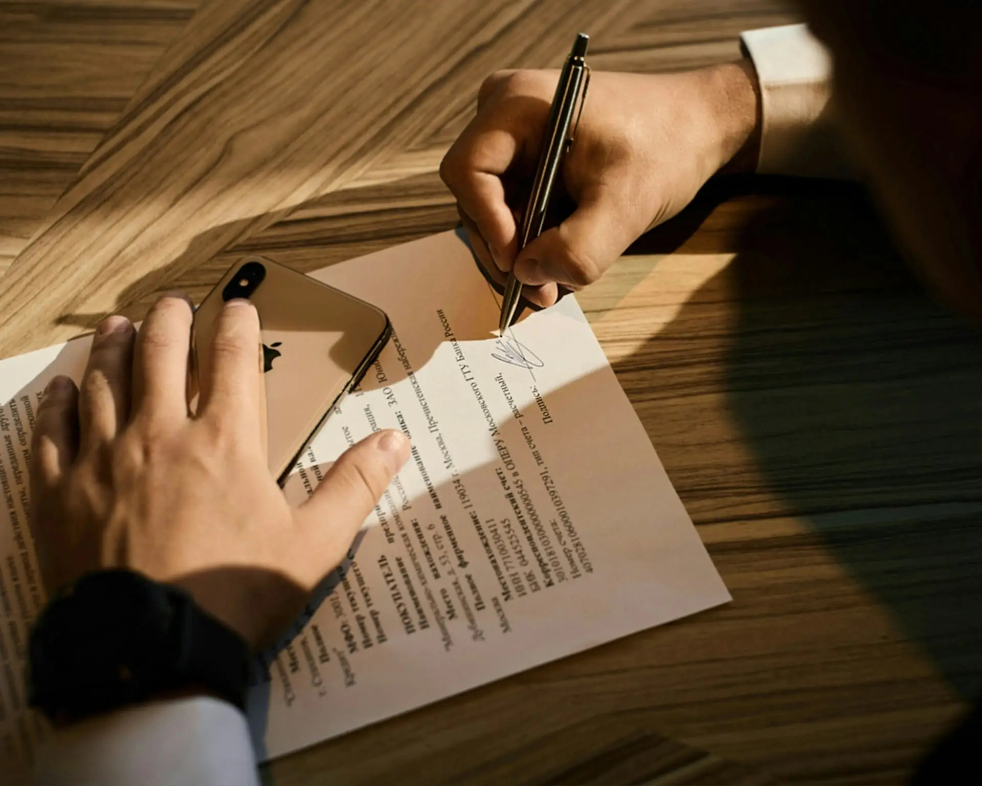 signature d'un contrat sur un bureau en bois