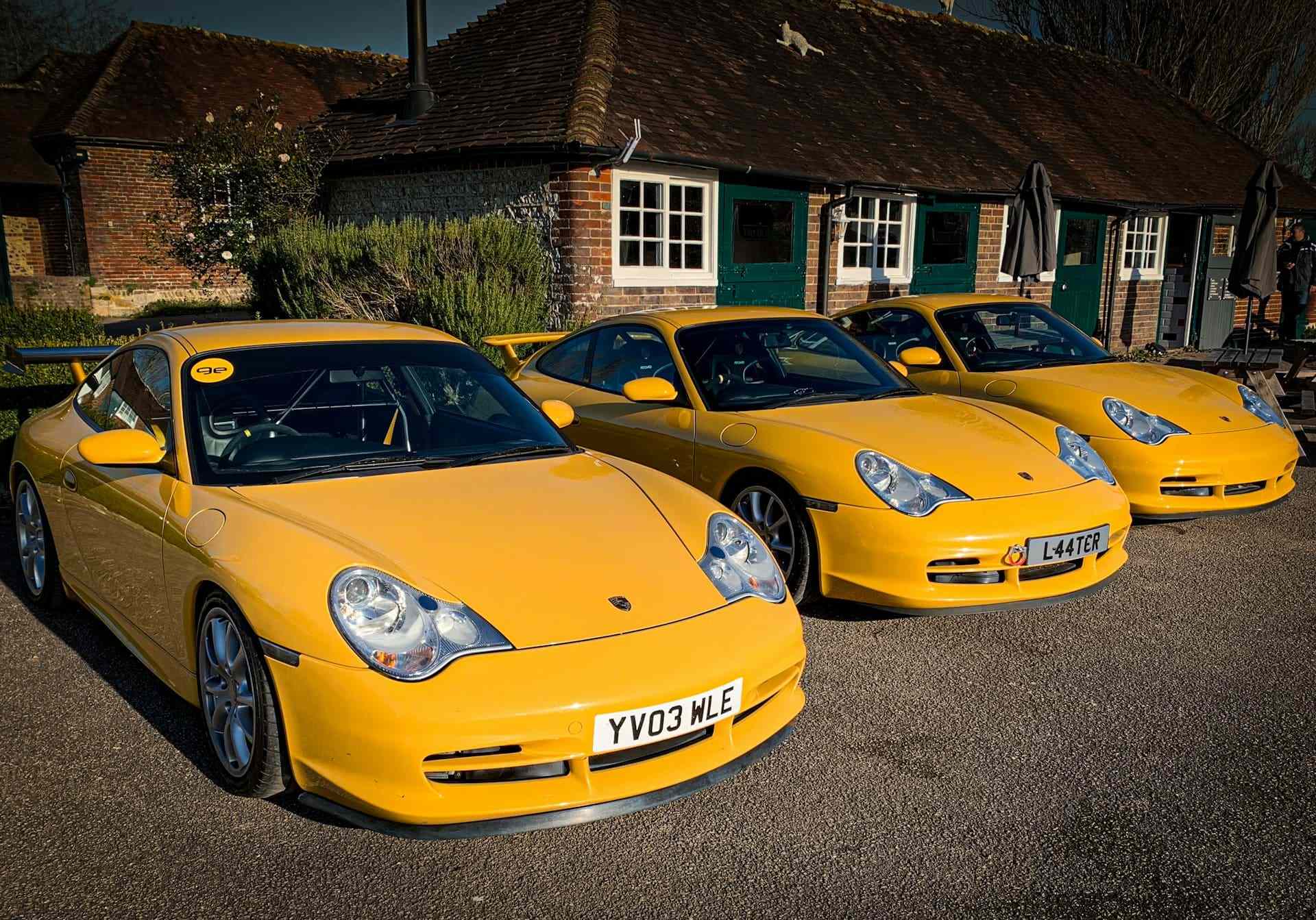 3 Porsche 996 jaunes