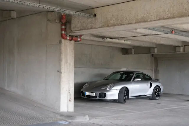 Avant de Porsche 996 Turbo grise sur un parking