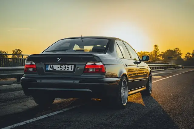 BMW E39 sur route avec un coucher de soleil