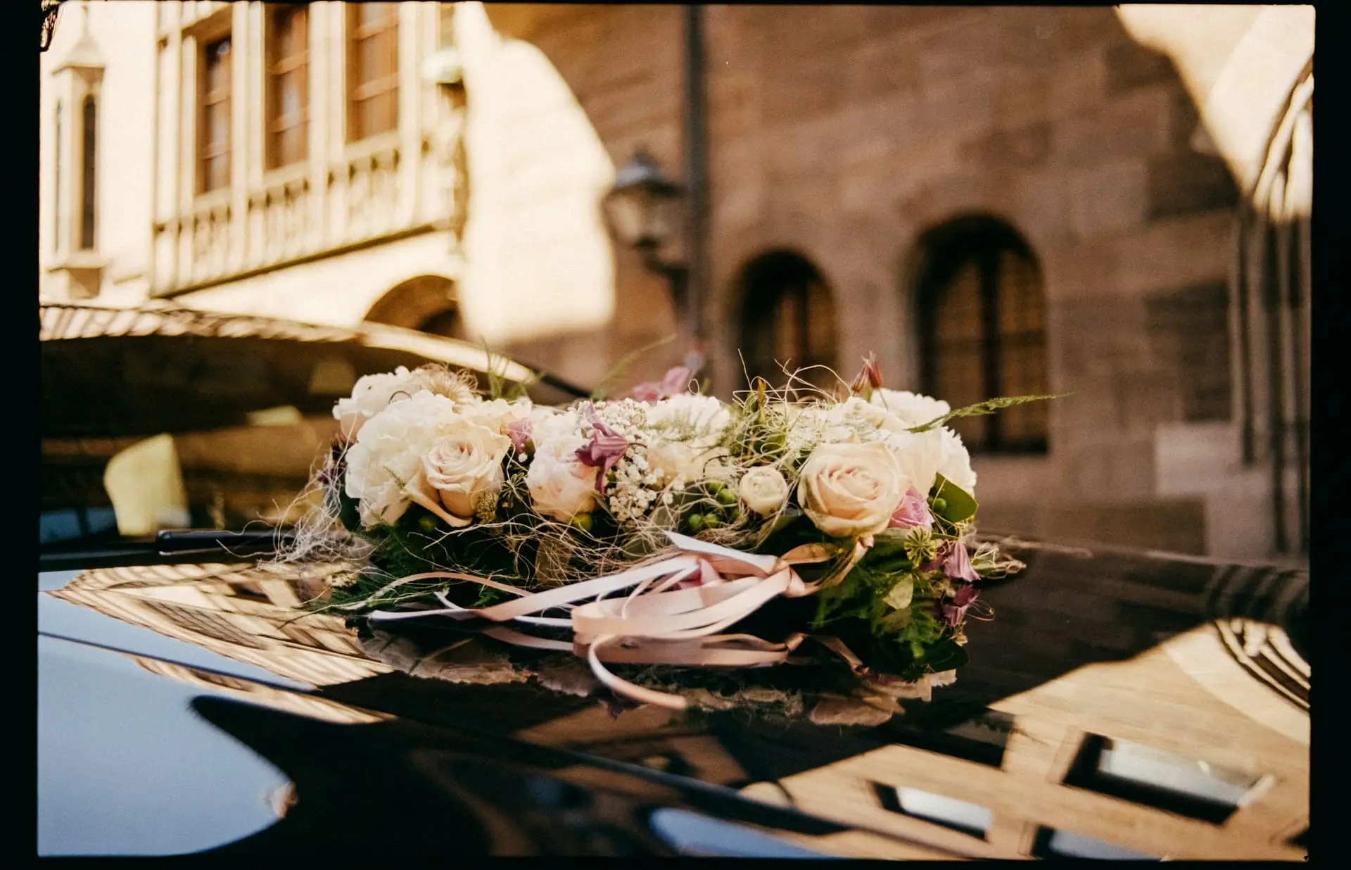 Fleurs décoration voiture mariage