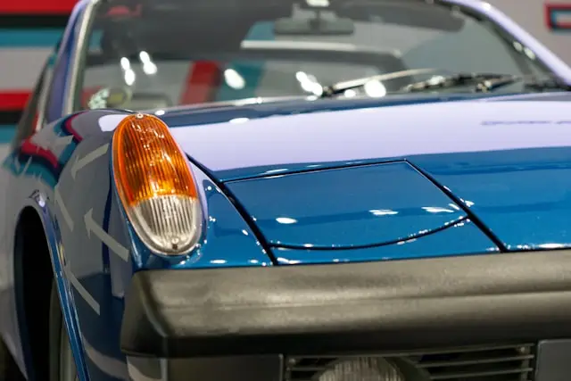 Phare avant droit de Porsche 914 bleue