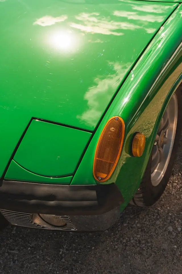 Plan rapproché Porsche 914 verte