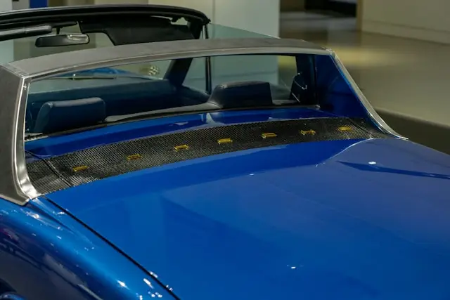 Plan rapproché arrière Porsche 914 bleue au Musée Porsche