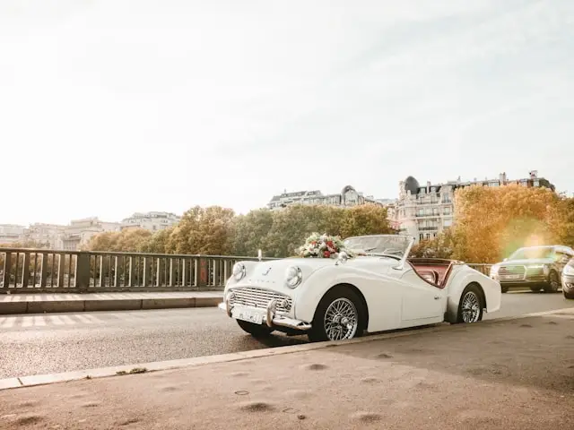 Triumph blanche voiture de mariés décorée à Paris