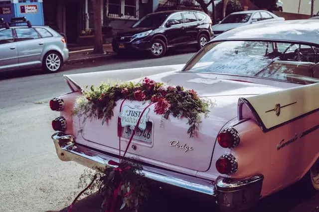Vieille voiture américaine de mariés décorée