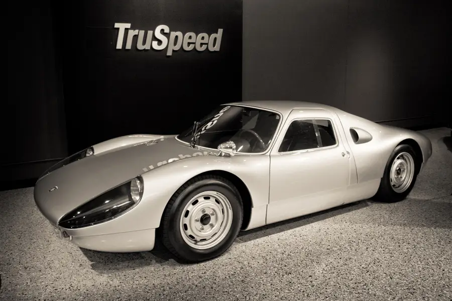 Porsche 904 grise dans un showroom