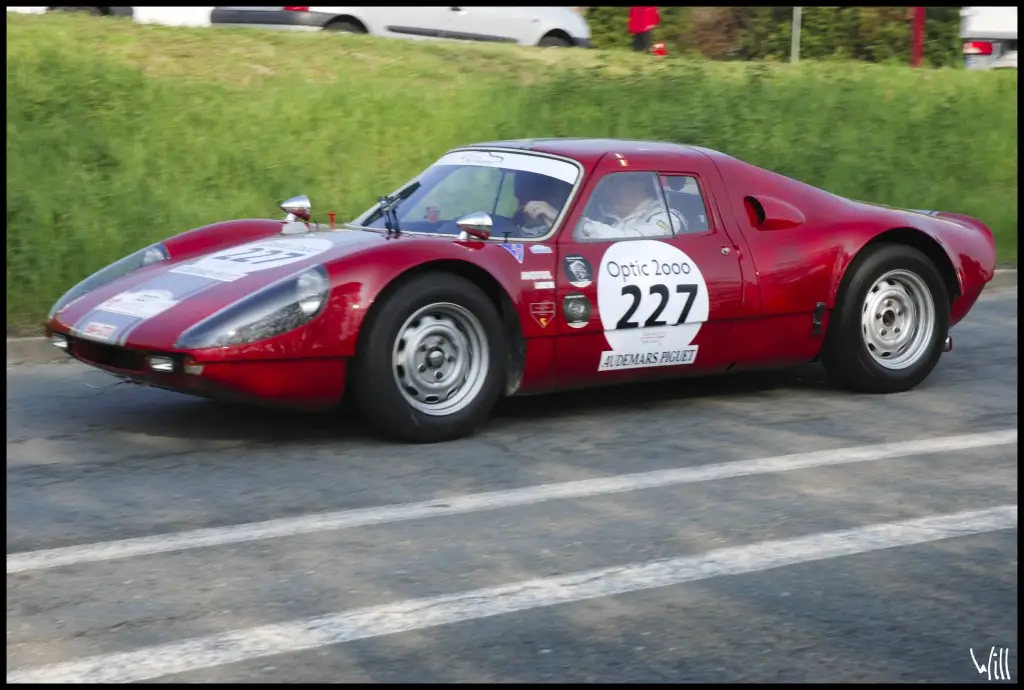 Porsche 904 rouge sur route