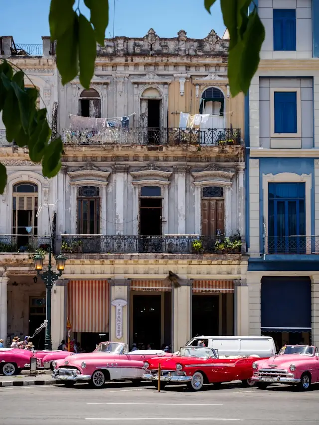 Vieilles voitures americaines rouges à Cuba