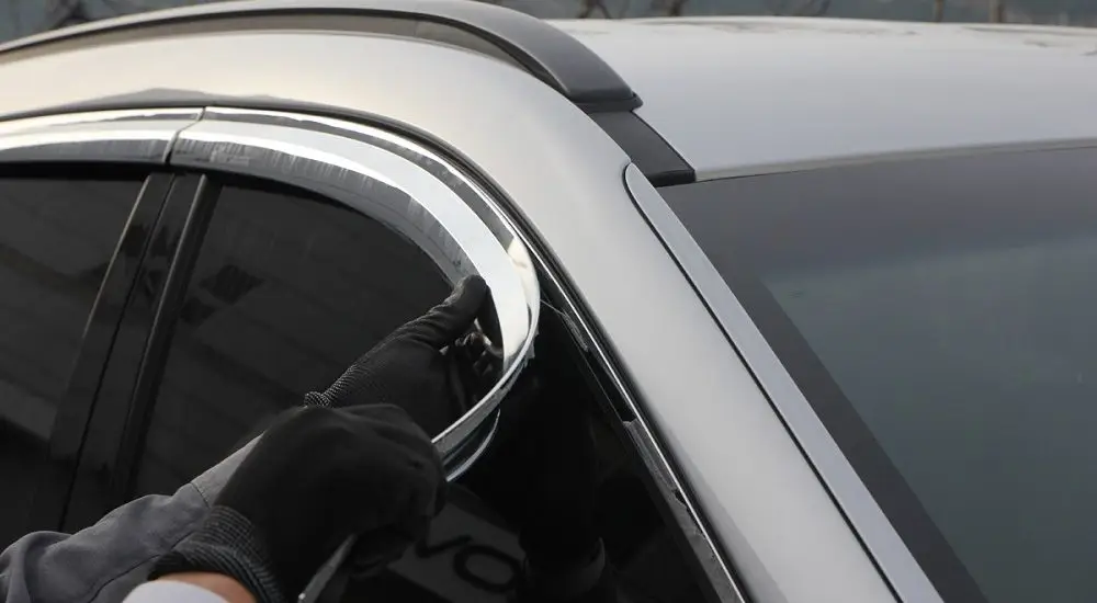 installation déflecteur voiture sur vitre