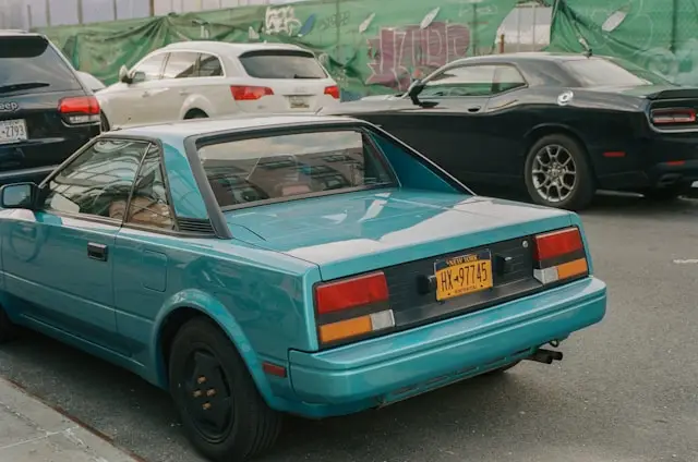 Arrière de Toyota AW11 MR2 Bleue garée dans la rue