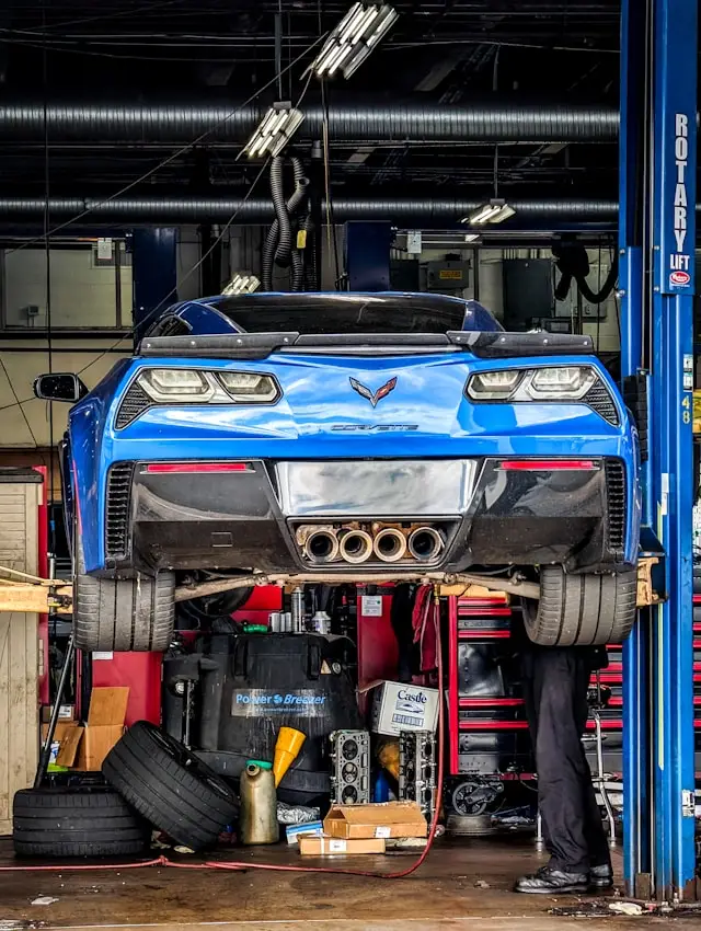 Chevrolet Corvette bleue sur pont élévateur de voiture