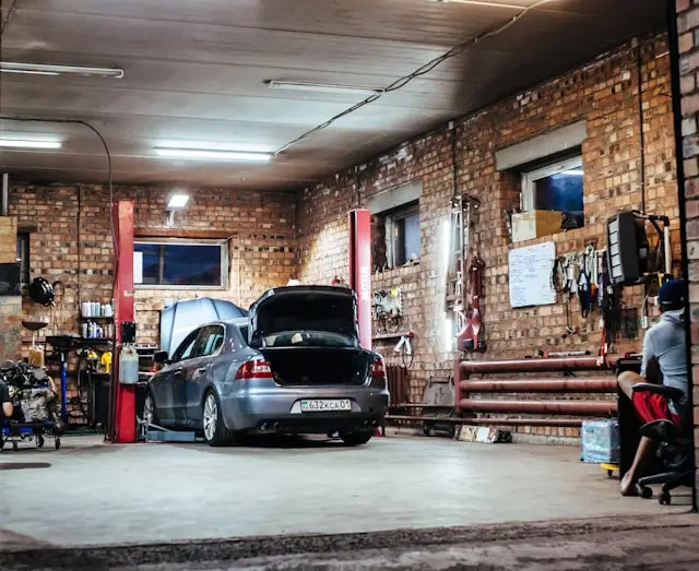 Garage avec pont élévateur voiture