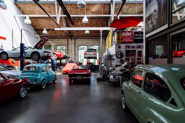 Garage de voitures anciennes avec ponts élévateurs