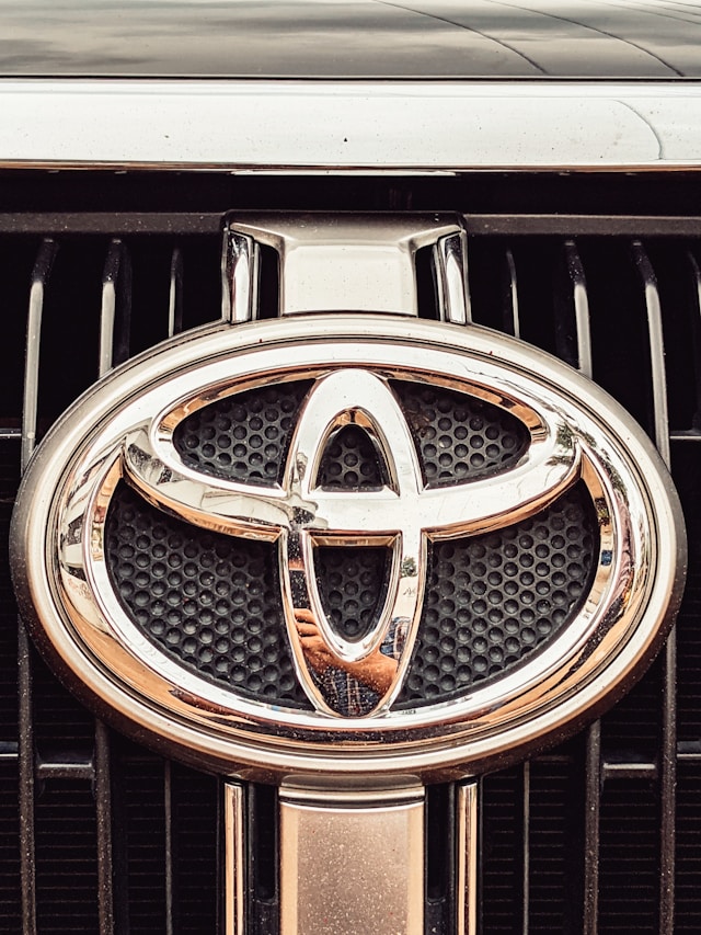 Logo Toyota sur capot de voiture