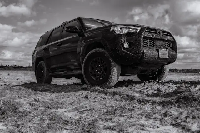 Toyota Fortuner dans un champ noir et blanc