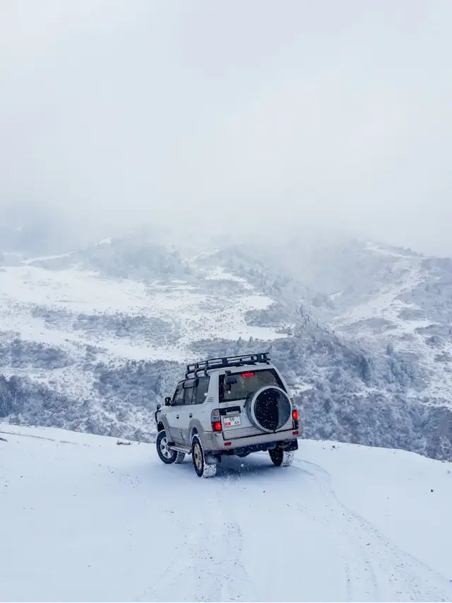 Toyota Prado KZJ95 route enneigée montagne