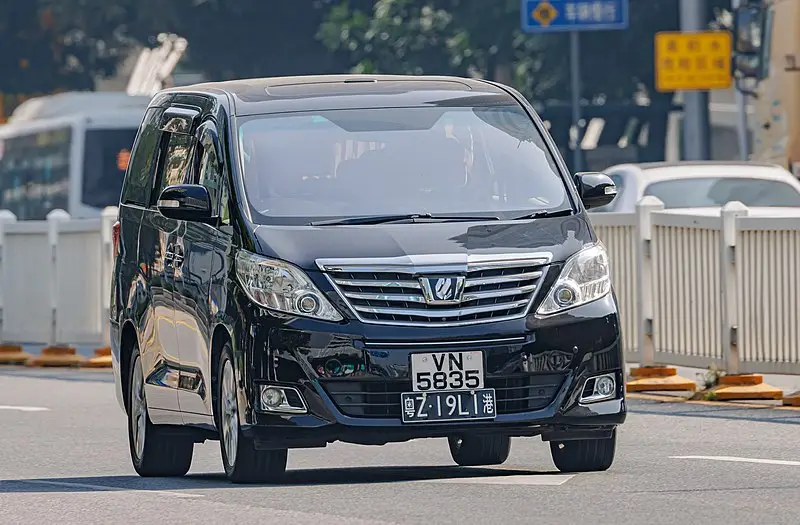 toyota alphard sur autoroute