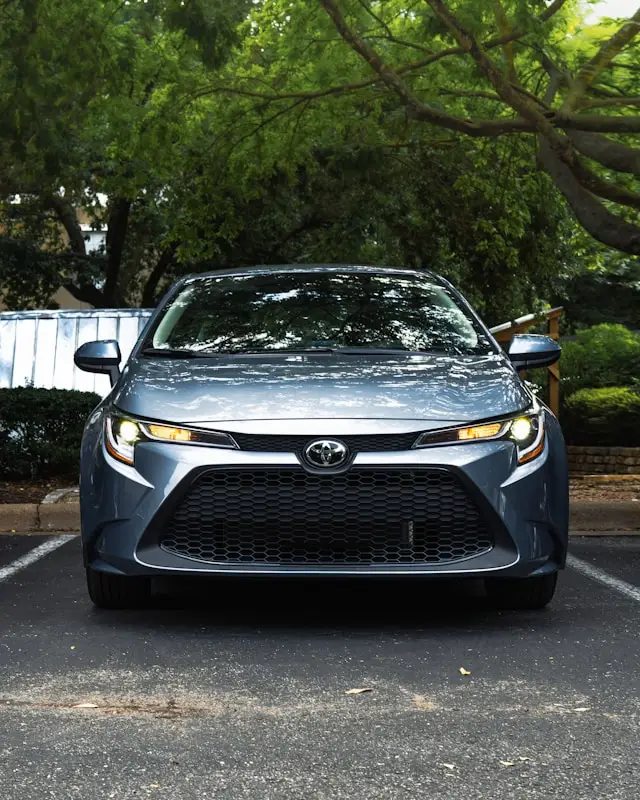 Avant de Toyota Corolla bleue