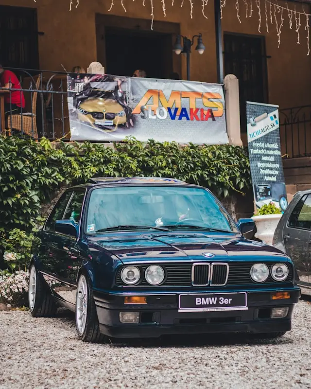 BMW E30 bleue avec jantes style e32