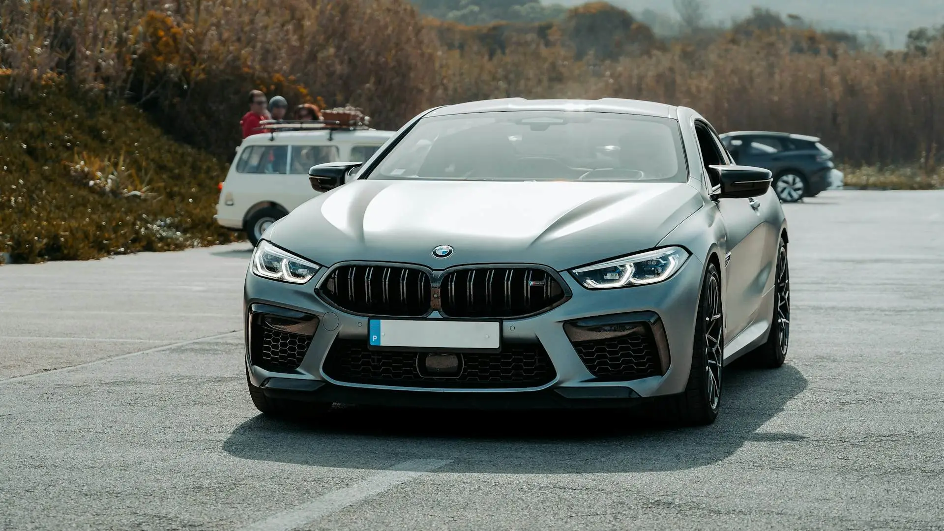 BMW M8 mat sur parking