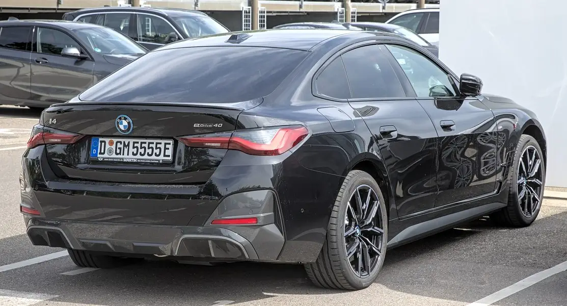 BMW i4 noire arrière