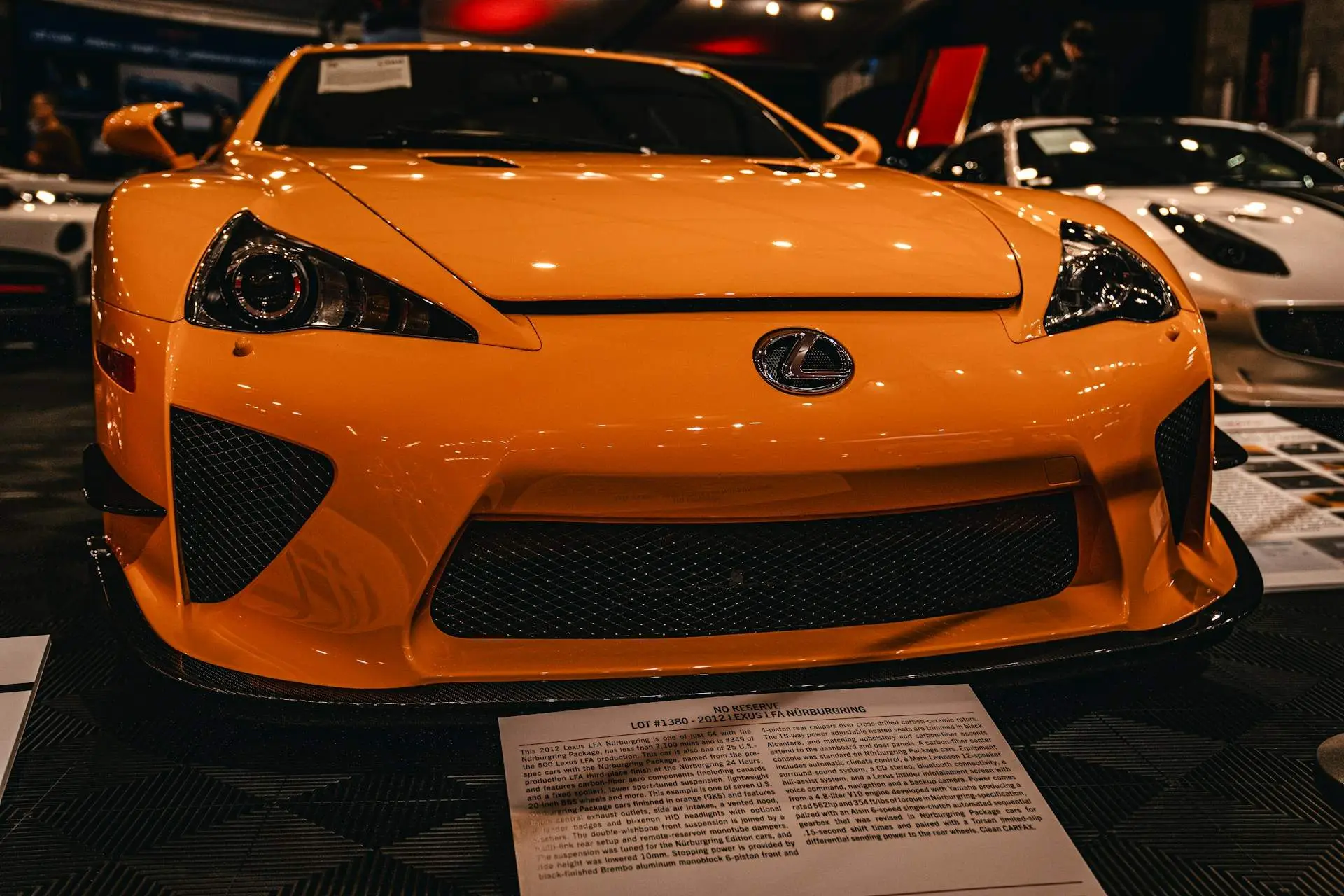 Lexus LFA Orange dans un showroom