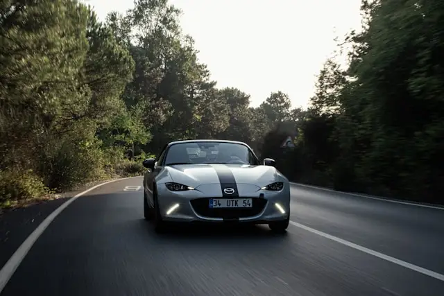 Mazda MX-5 sur route de forêt