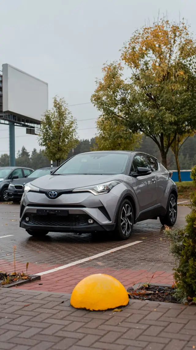 Toyota C-HR Gris sur un parking de supermarché