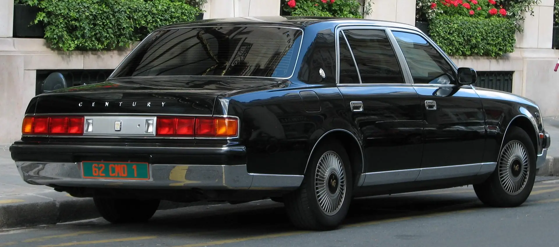 Toyota Century corps diplomatique garée a Paris