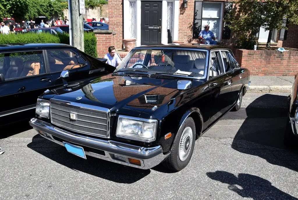 Toyota Century garée dehors