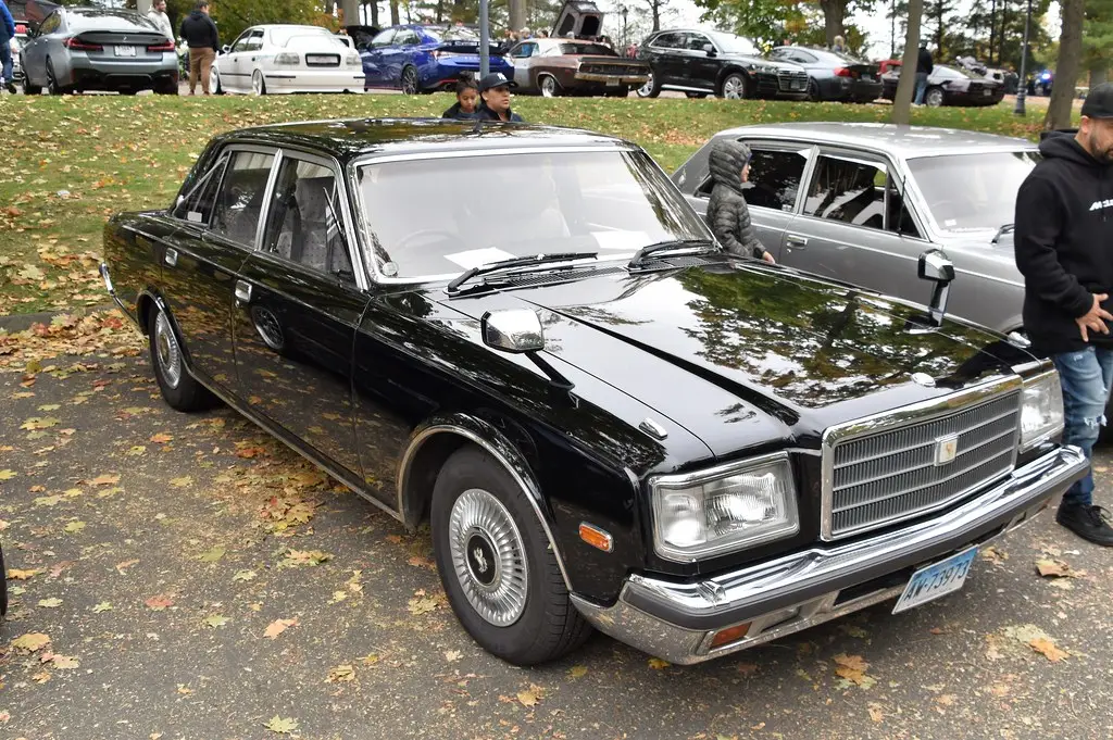 Toyota Century noire garée dehors