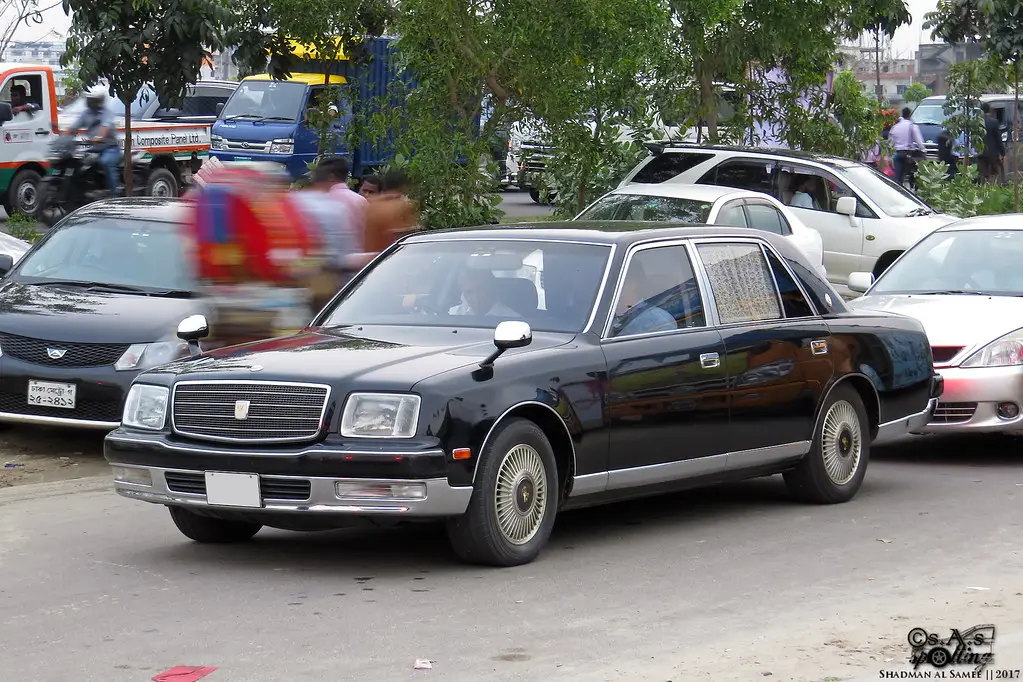 Toyota Century sur route