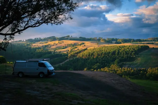 Toyota Hiace en pleine nature boisée