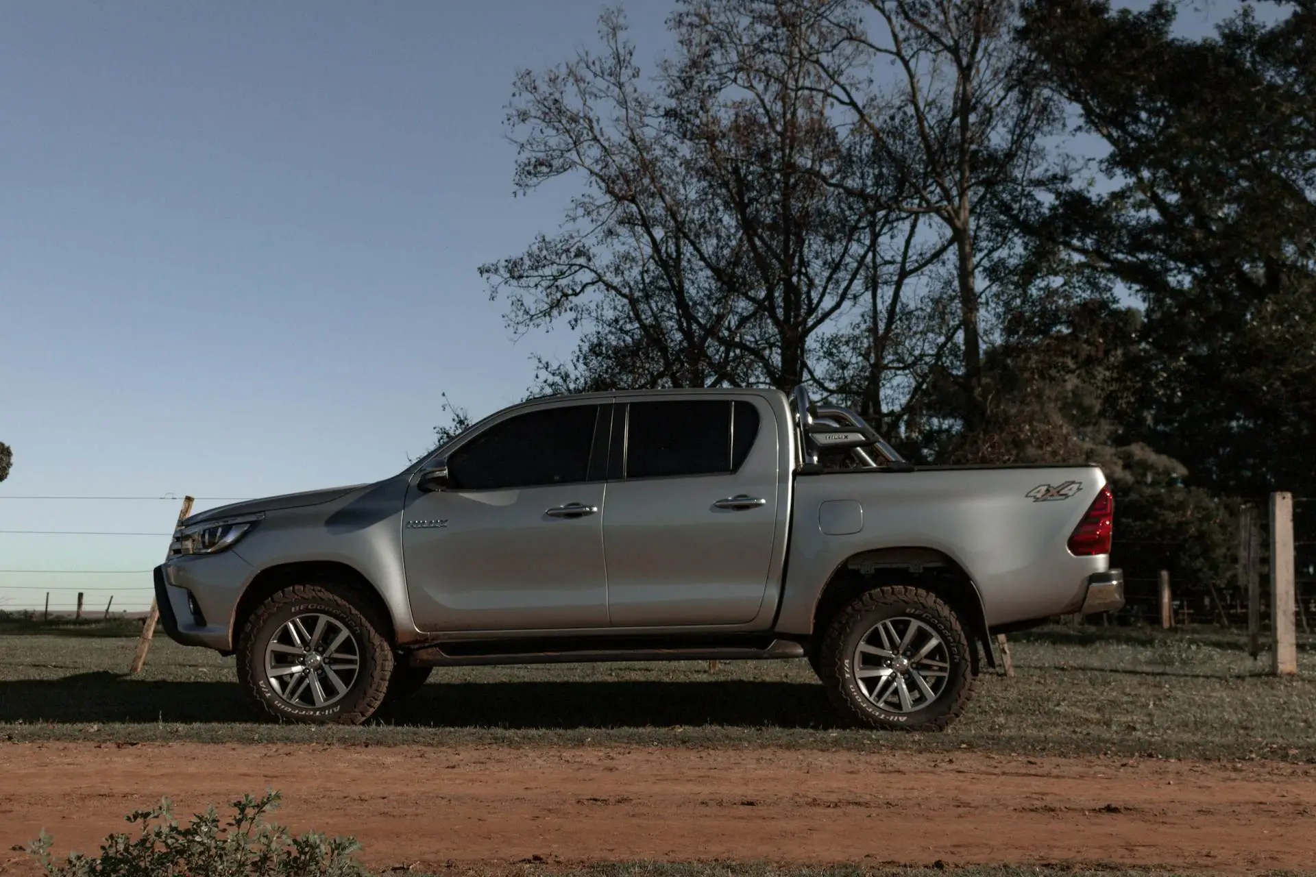 Toyota Hilux gris côté