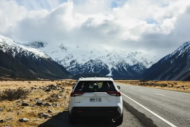 Toyota RAV4 sur route face à la montagne