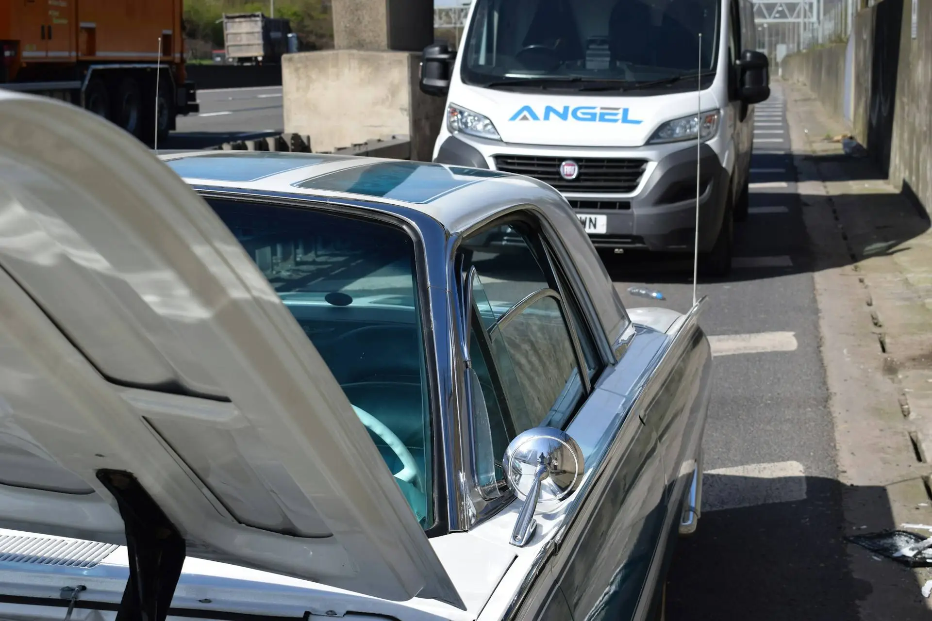 Voiture ancienne américaine en panne