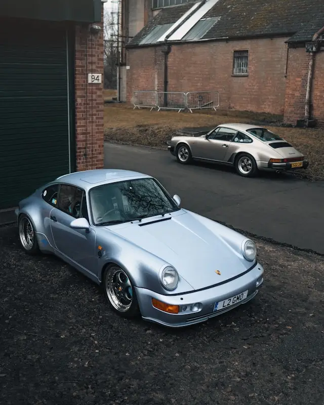 2 Porsche 964 garées