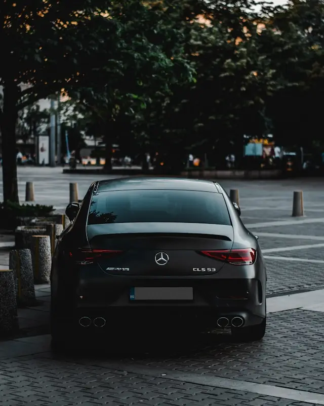 Arrière Mercedes CLS 53 AMG Noire mat garée