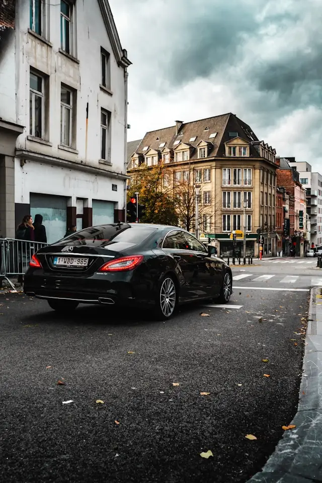 Arrière Mercedes CLS noire ville