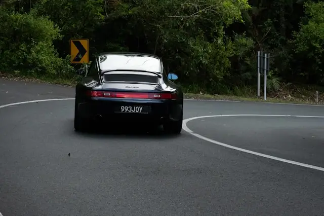 Arrière Porsche 993 Noire sur route