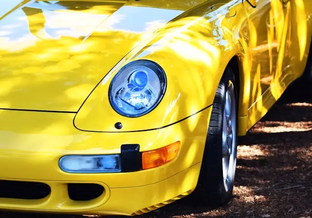 Avant de Porsche 993 jaune