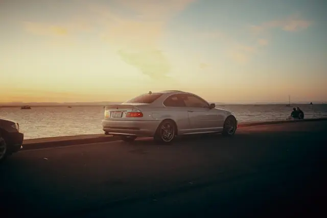 BMW e46 coupé grise bord de mer coucher de soleil