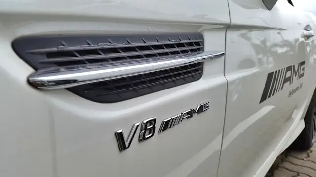 Badge V8 AMG Mercedes SLK Blanche