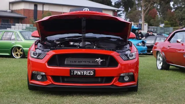 Calandre Ford Mustang Rouge Capot ouvert