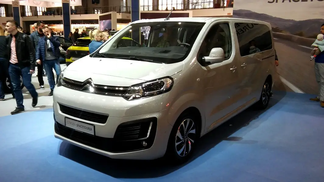 Citroën Spacetourer blanc dans un Showroom