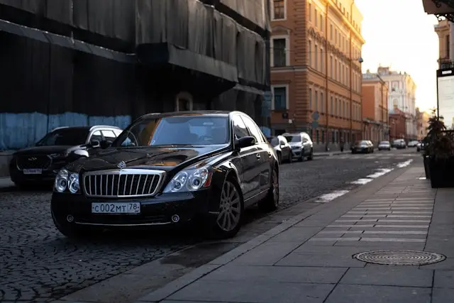 Maybach noire russe garée rue