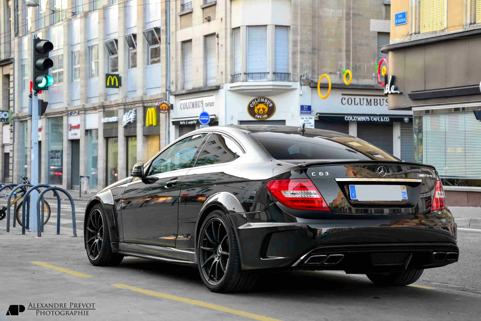 Mercedes C63 AMG noire arrière