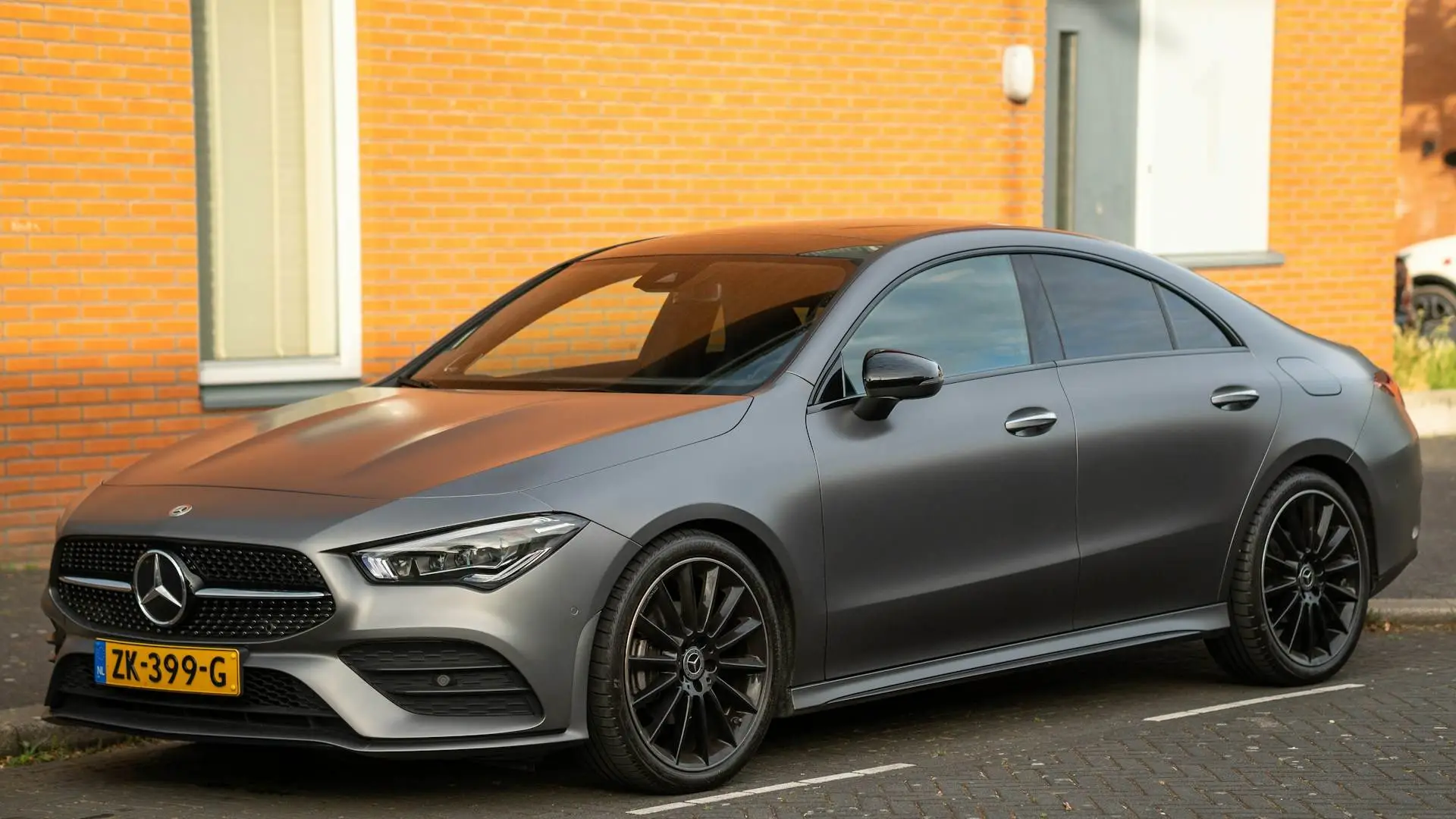 Mercedes CLS AMG noir mat garée